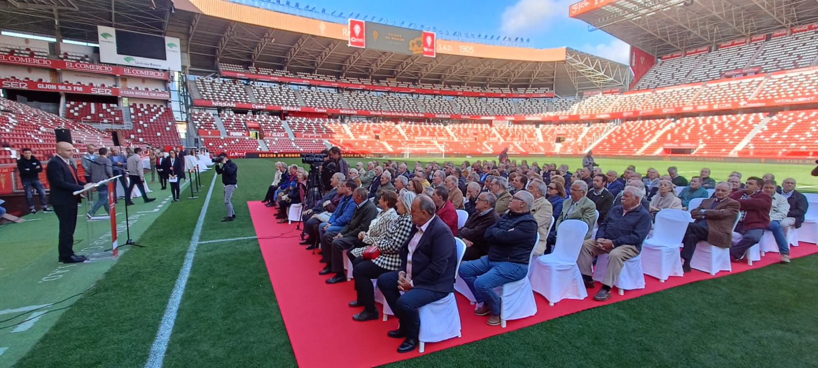 Homenaje a los socios de honor del Sporting en El Molinón.