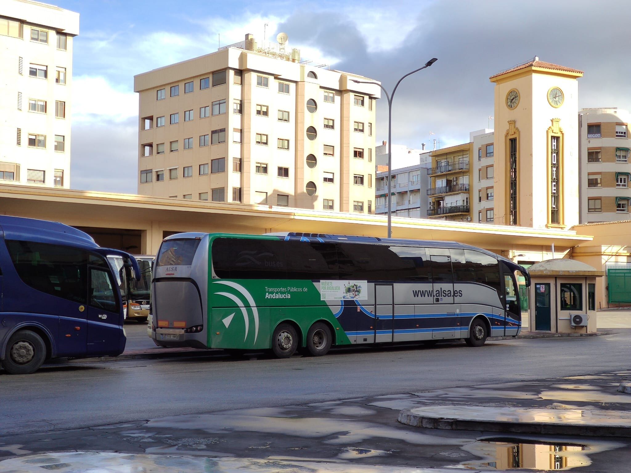 Uno de los autobuses de ALSA, listo en la Estación de Jaén para realizar uno de sus recorridos interprovinciales