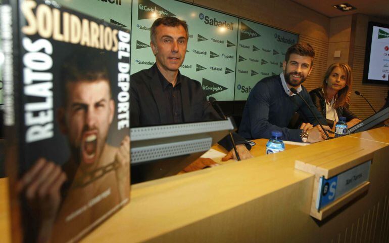 GRA152. BARCELONA, 01/04/2015.- El defensa español del FC Barcelona, Gerard Piqué(c), acompañado del periodista Xavi Torres (i) y la jefa de la Unidad de Daño Cerebral del Institut Guttmann(d), Montse Bernabeu, durante el acto de entrega del cheque de 50.