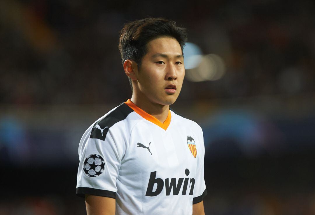 Kang-in Lee con la camiseta del Valencia.