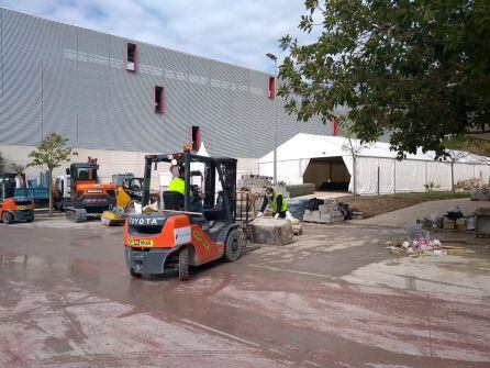 Una carpa alberga el almacén improvisado mientras duran las obras del hospital de campaña.