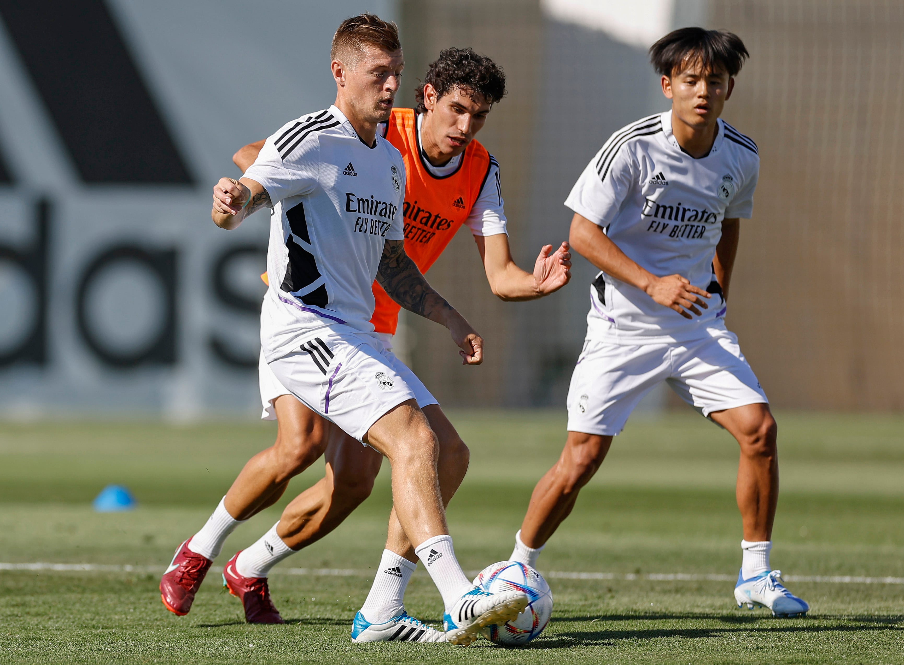 MADRID, 08/07/2022.- Los jugadores del Real Madrid (i-d), el centrocampista alemán Toni Kroos, el defensa Jesús Vallejo y el extremo japonés Takefusa Kubo, participan en el entrenamiento de este viernes en la Ciudad Deportiva de Valdebebas, en Madrid. El Real Madrid empezó hoy la pretemporada tras las pertinentes pruebas médicas en una sesión vespertina, con la mente puesta en el próximo 10 de agosto, fecha en la que el conjunto blanco jugará en Helsinki por el primer título de la temporada, la Supercopa de Europa frente al Eintracht de Fráncfort. EFE/ Antonio Villalba/RealMadrid.com SOLO USO EDITORIAL/ SOLO USO PERMITIDO PARA ILUSTRAR LA NOTICIA QUE ACOMPAÑA/ (CRÉDITO OBLIGATORIO)/ SOLO USO DISPONIBLE EN ESPAÑA
