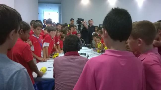 Niños participantes en el torneo internacional charlan con José Ramón de la Morena en 'El Larguero'