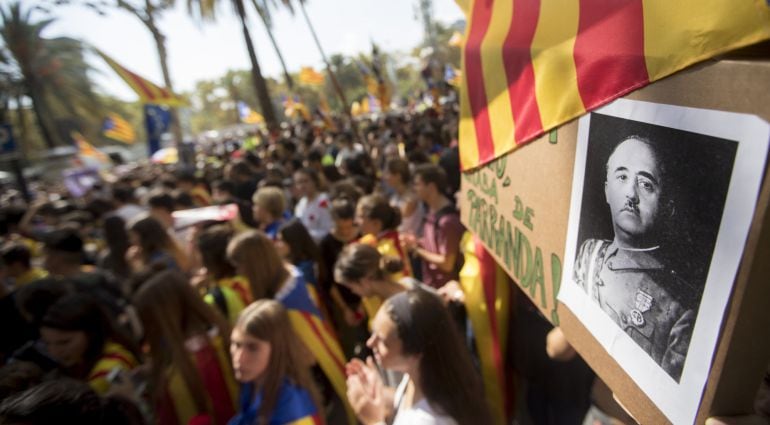 Centenares de personas, convocadas por ANC y Òmnium, se concentran ante el Tribunal Superior de Justicia de Cataluña (TSJC) 