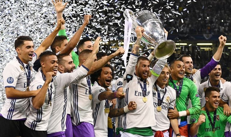 Los jugadores del Real Madrid levantan la Champions ganada en Cardiff.