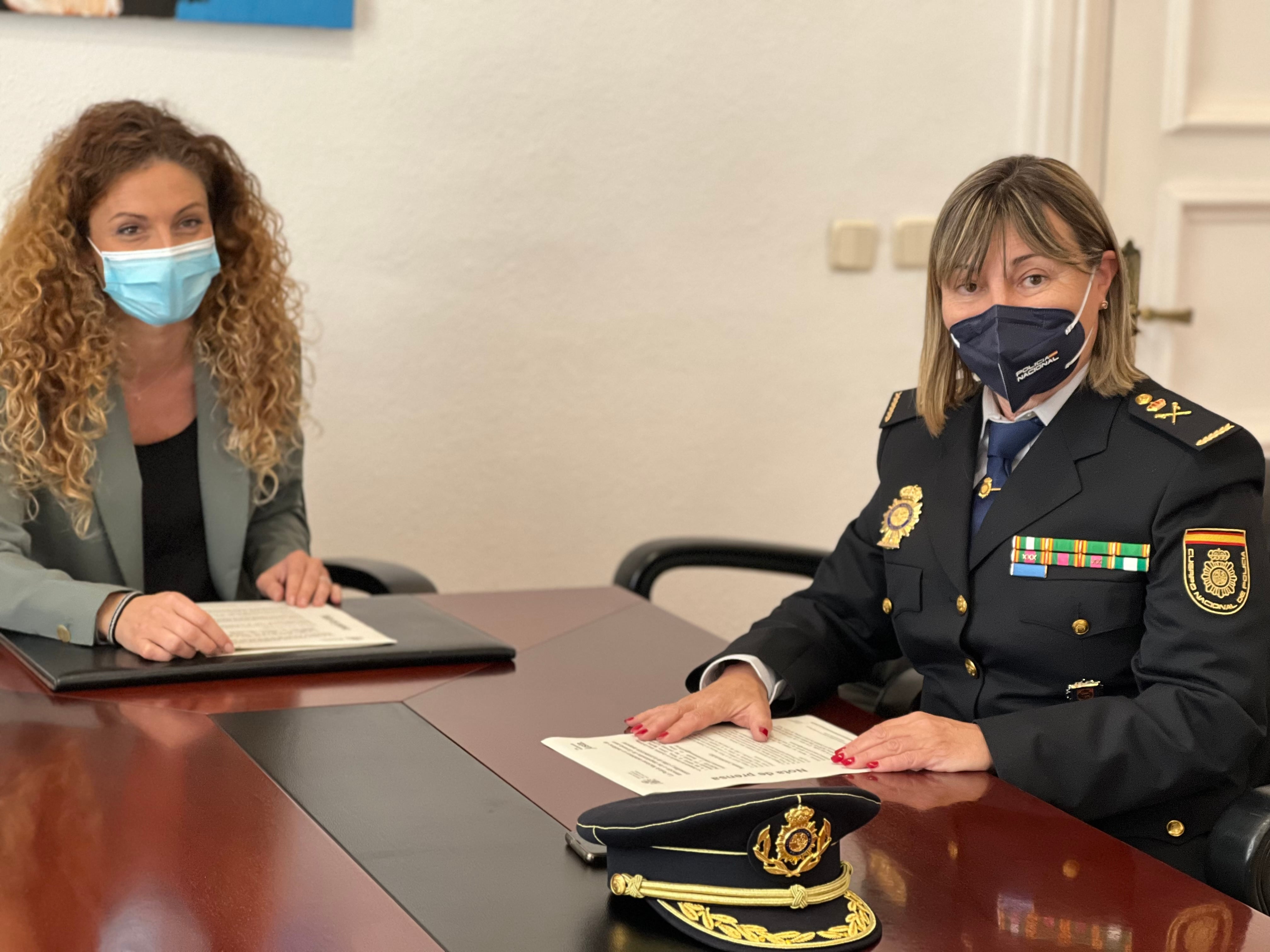 La delegada del Gobierno en Cantabria, Ainoa Quiñones, y la jefa superior de Policía, Carmen Martínez.
