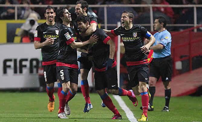 Los jugadores del Atlético de Madrid celebran el primer gol del equipo rojiblanco durante el encuentro correspondiente a la vuelta de la semifinal de la Copa del Rey, que se ha disputado frente al Sevilla en el estadio Sánchez Pizjuán.