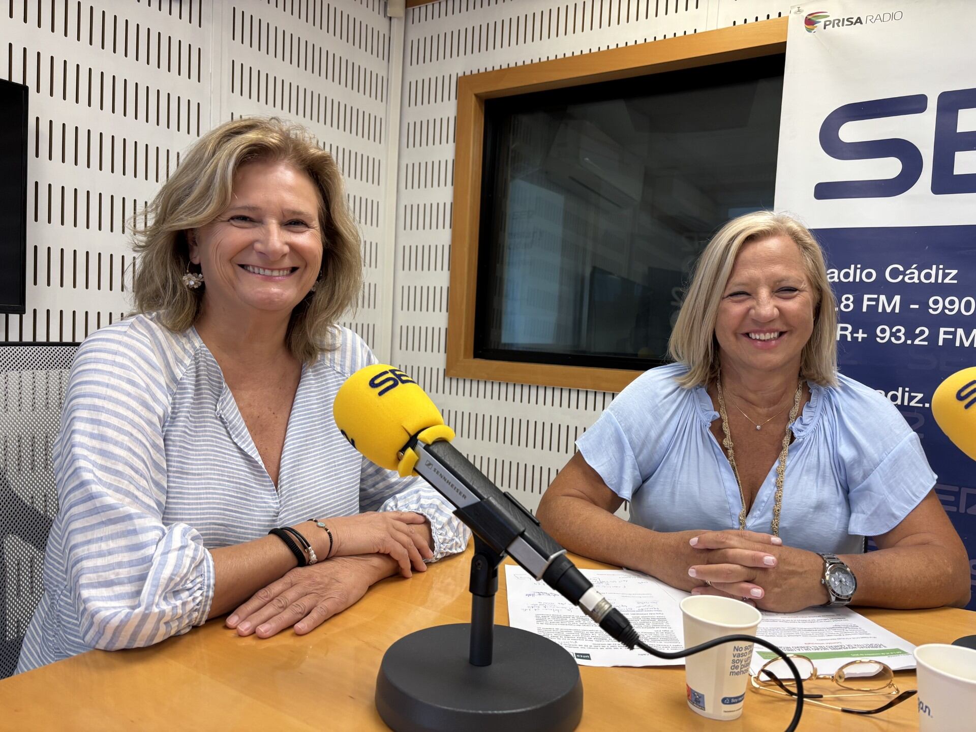 Monserrat Navarro, directora del centro asociado de la UNED en Cádiz (izquierda) y Carmen Romeu, directora de Relaciones Institucionales y Comunicación, en los estudios de Radio Cádiz