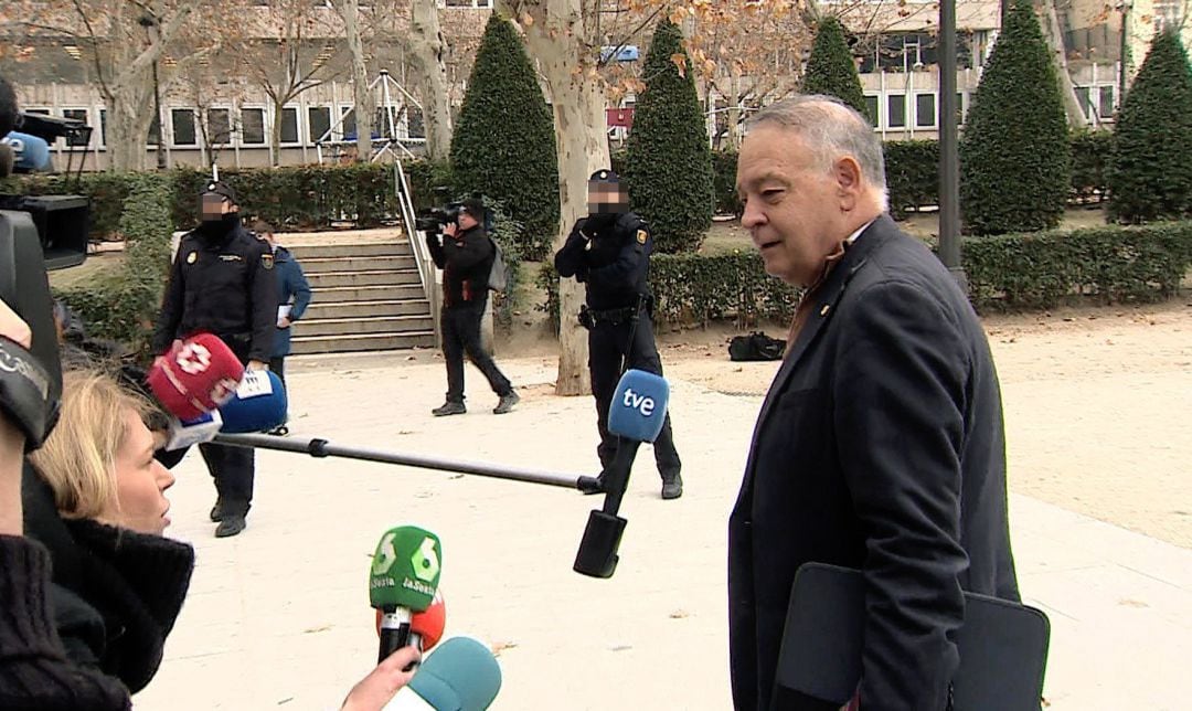 &quot;La operación Kitchen no existe&quot;, ha dicho el ex número dos de la Policía Nacional Eugenio Pino a su salida de la Audiencia Nacional.