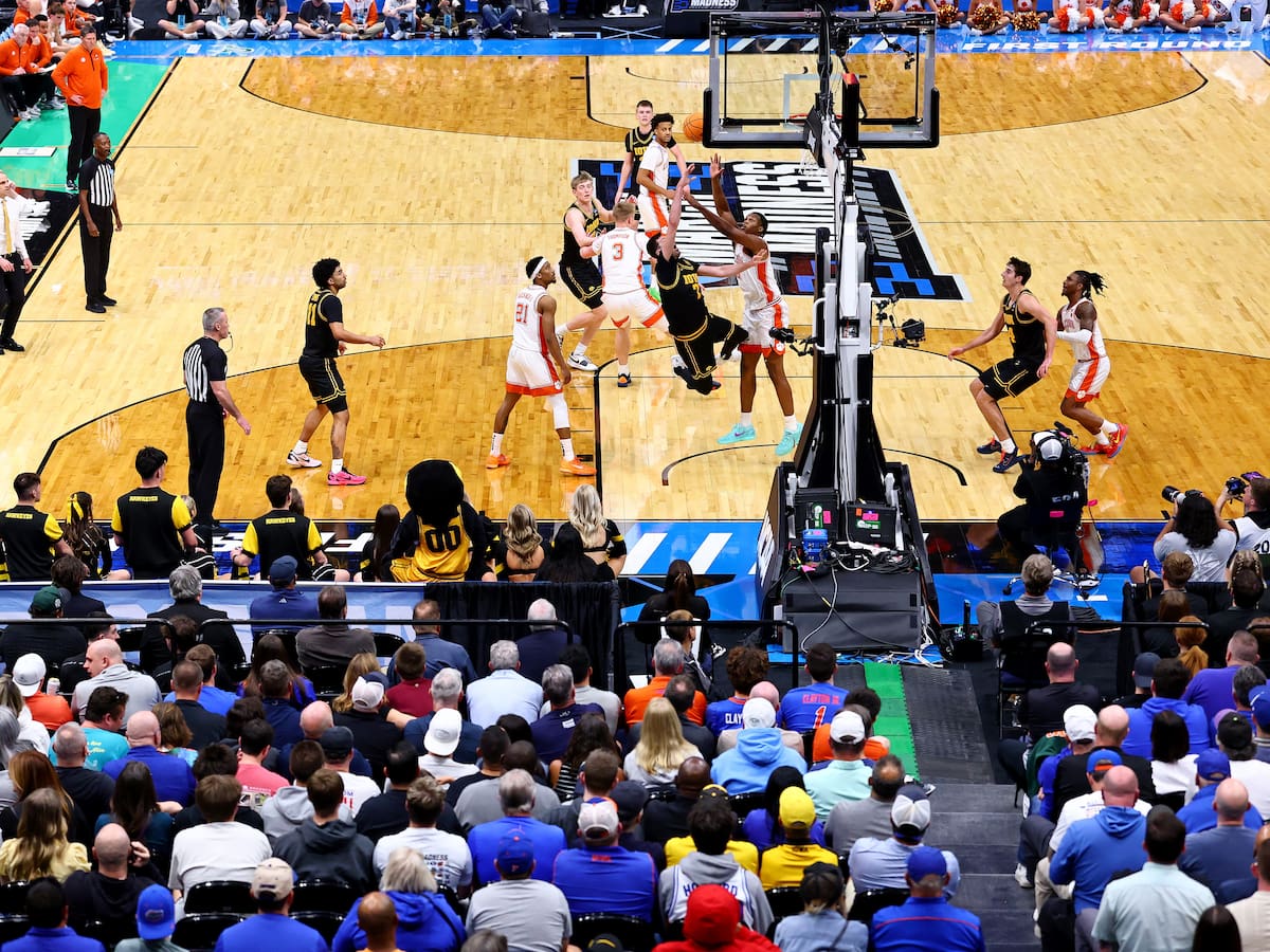 El gesto con Álvaro Folgueiras que alimenta la teoría sobre los entrenadores de la NCAA: "No solo le pone poco, sino que le expone"