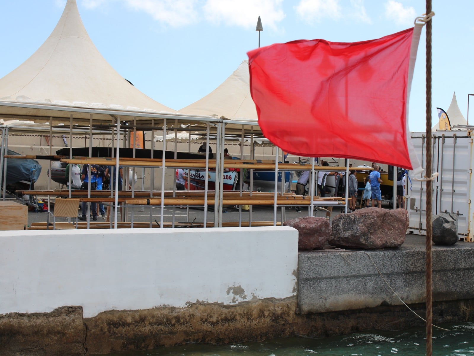 Bandera roja por las malas condiciones climatológicas.