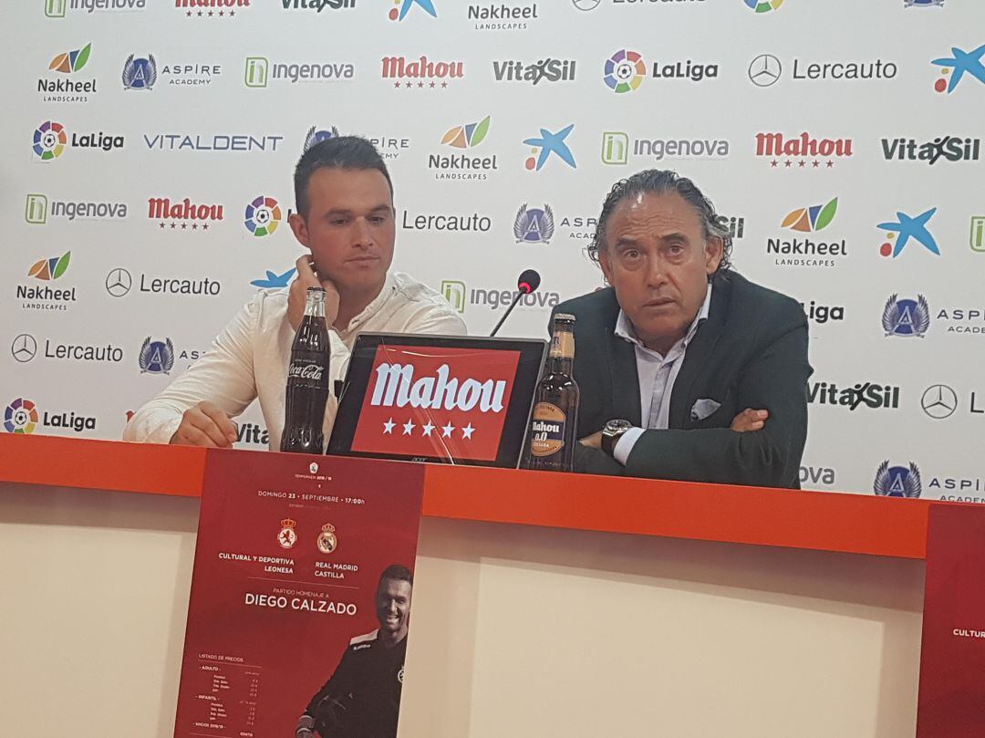 Diego Calzado, junto a Felipe Llamazares durante la presentación del acto