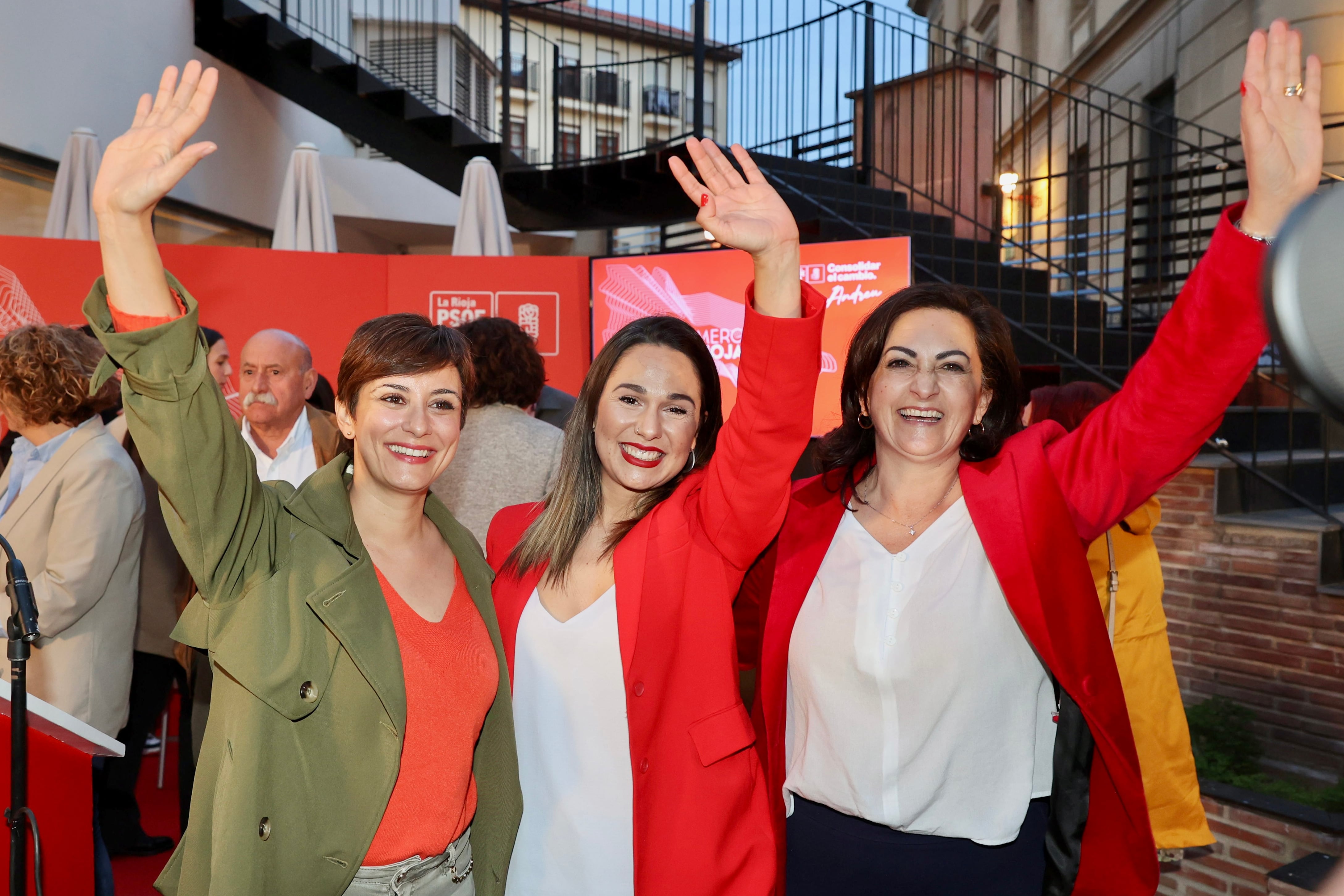 HARO (LA RIOJA), 20/04/2023.- La ministra de Política Territorial y portavoz del Gobierno, Isabel Rodríguez (i); la presidenta del Ejecutivo riojano y candidata socialista a la reelección, Concha Andreu (d), asisten a la presentación de la candidatura del PSOE a la Alcaldía de Haro, que lidera Naiara Hernáez (c). EFE/ Raquel Manzanares
