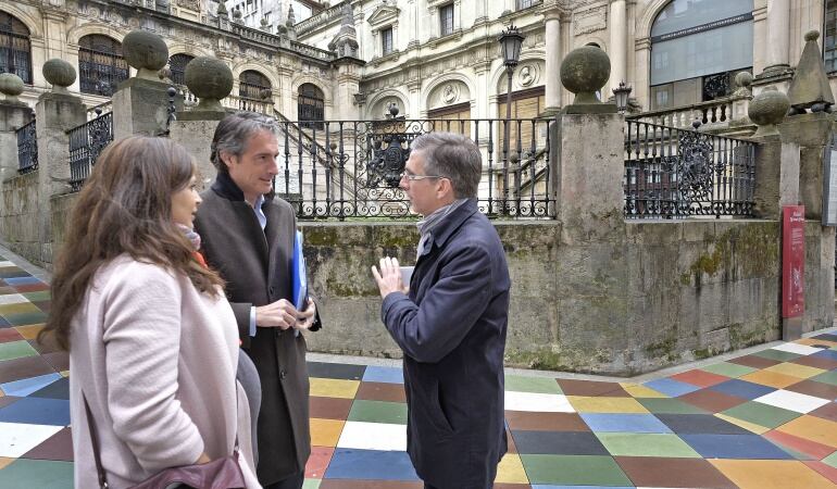 Miriam Díaz, Iñigo de la Serna y César Díaz junto a la sede del MAS.