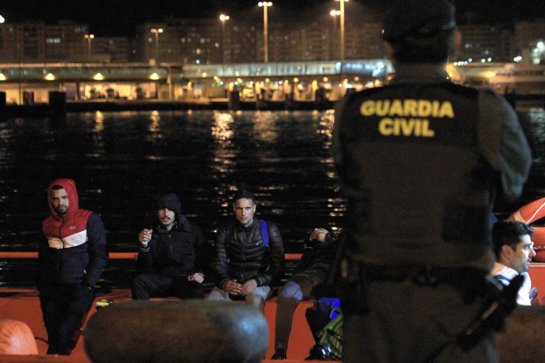 Varios de los 103 inmigrantes, entre ellos 55 menores, rescatados por Salvamento Marítimo cuando viajaban en cuatro pateras en las inmediaciones del Estrecho, esta noche a su llegada al puerto de Algeciras (Cádiz) para ser atendidos por Cruz Roja.  