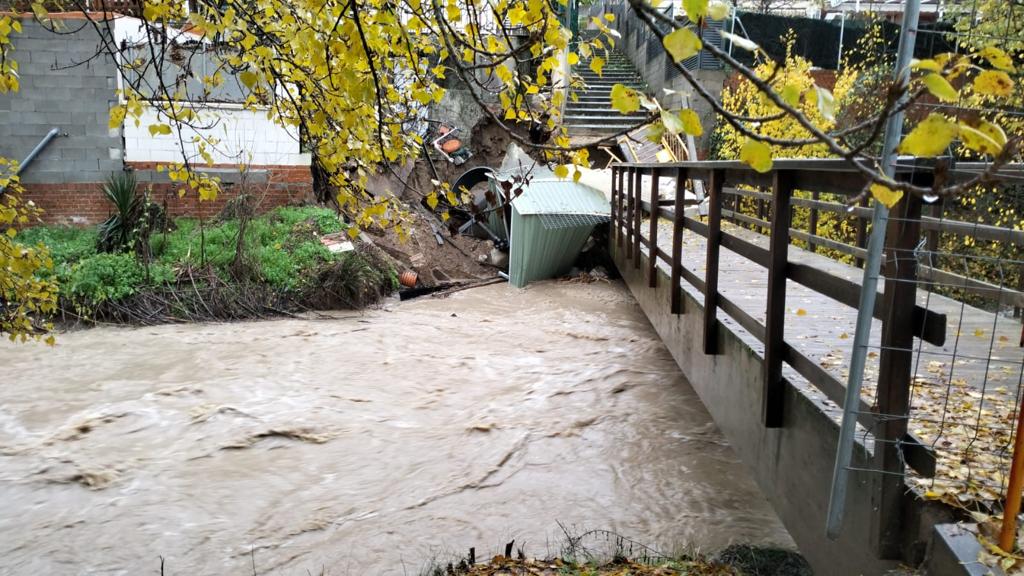 El arroyo de la Arroyada, en Arroyomolinos, se desborda afectando a algunas viviendas de la localidad