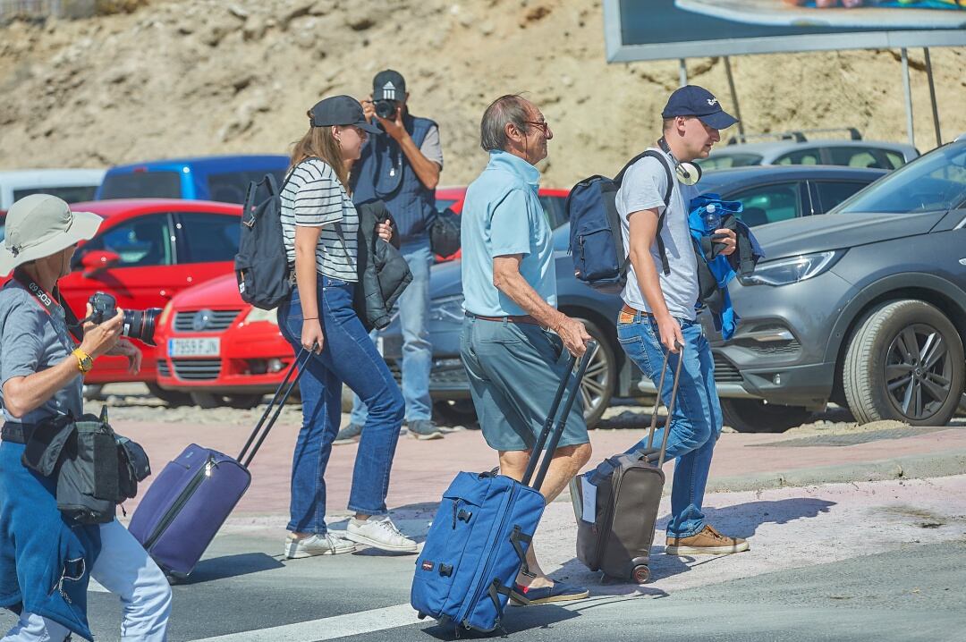 Salida de las primeras personas del Hotel H10 Costa Adeje tras permanecer aislados desde el pasado lunes junto con otros turistas por los cuatro casos positivos de coronavirus, el 28 de febrero