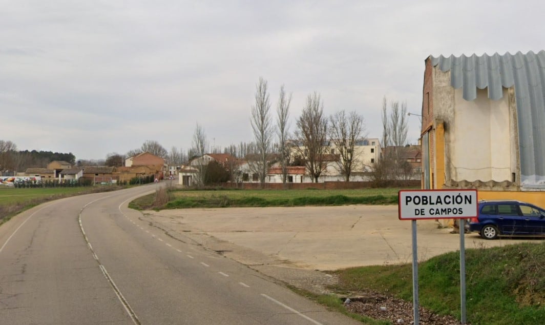 Carretera de entrada a la localidad palentina de Población de Campos.