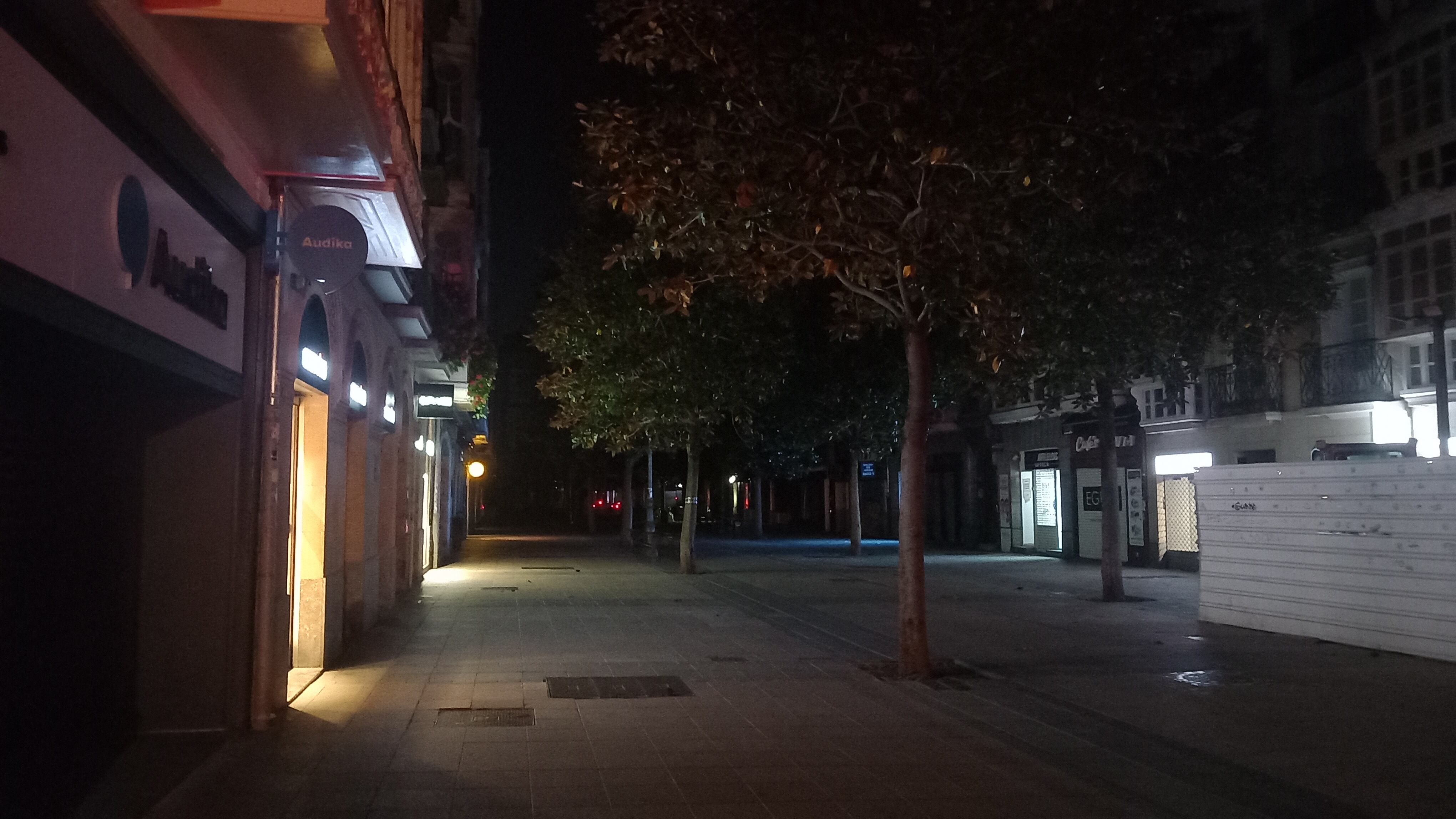 Parte de la calle Dato ha pasado la noche sin alumbrado público por el apagón
