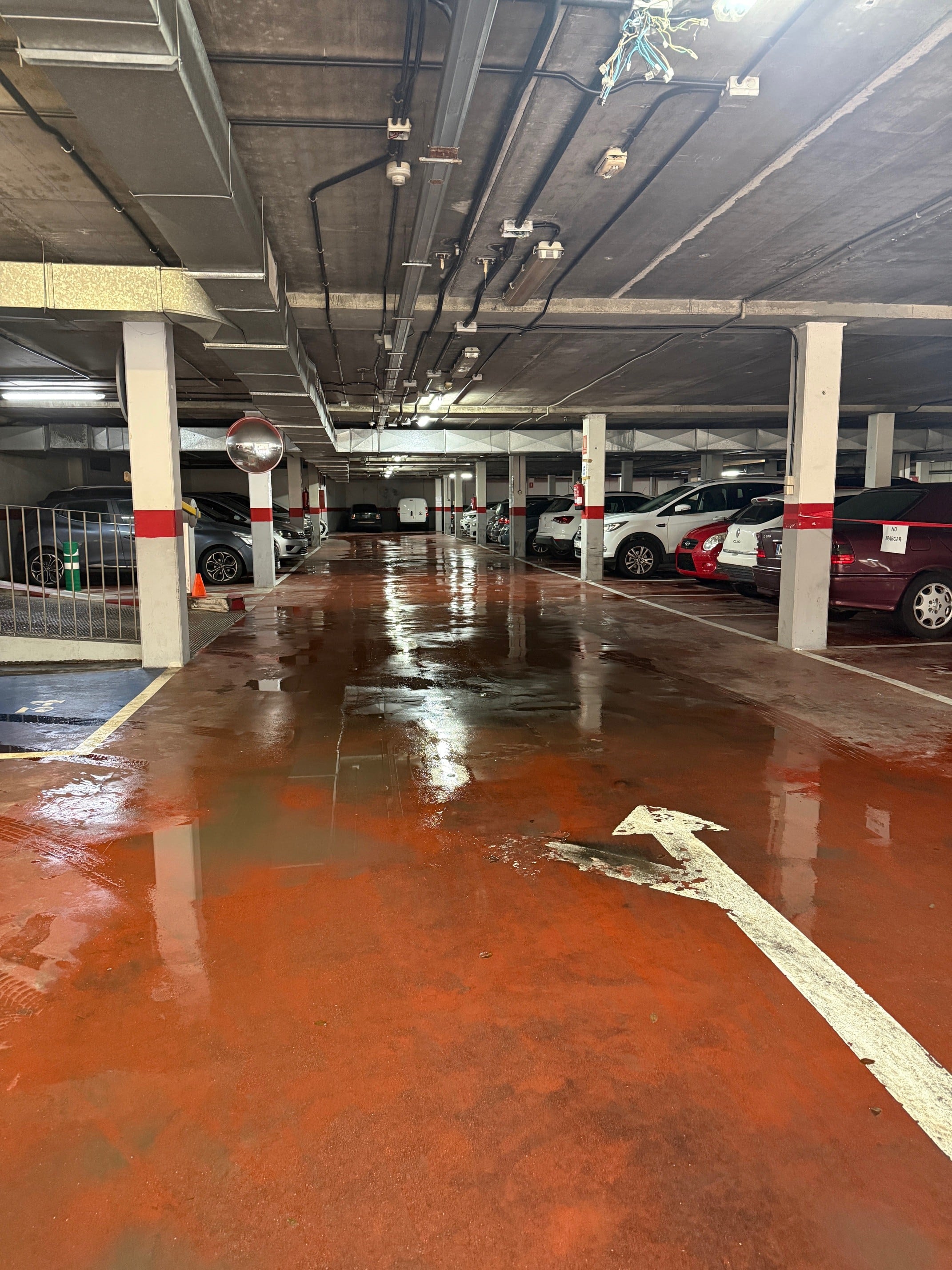 Estado actual del aparcamiento de la Plaza del Caño con goteras