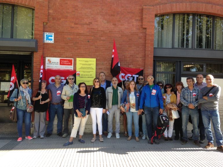 Concentración a las puertas de la Dirección Provincial de Educación