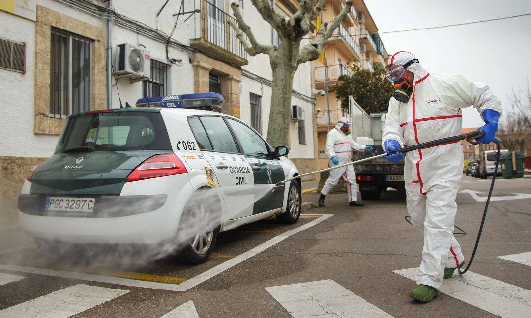 Proceso de desinfeccion de vehiculos de la Guardia Civil