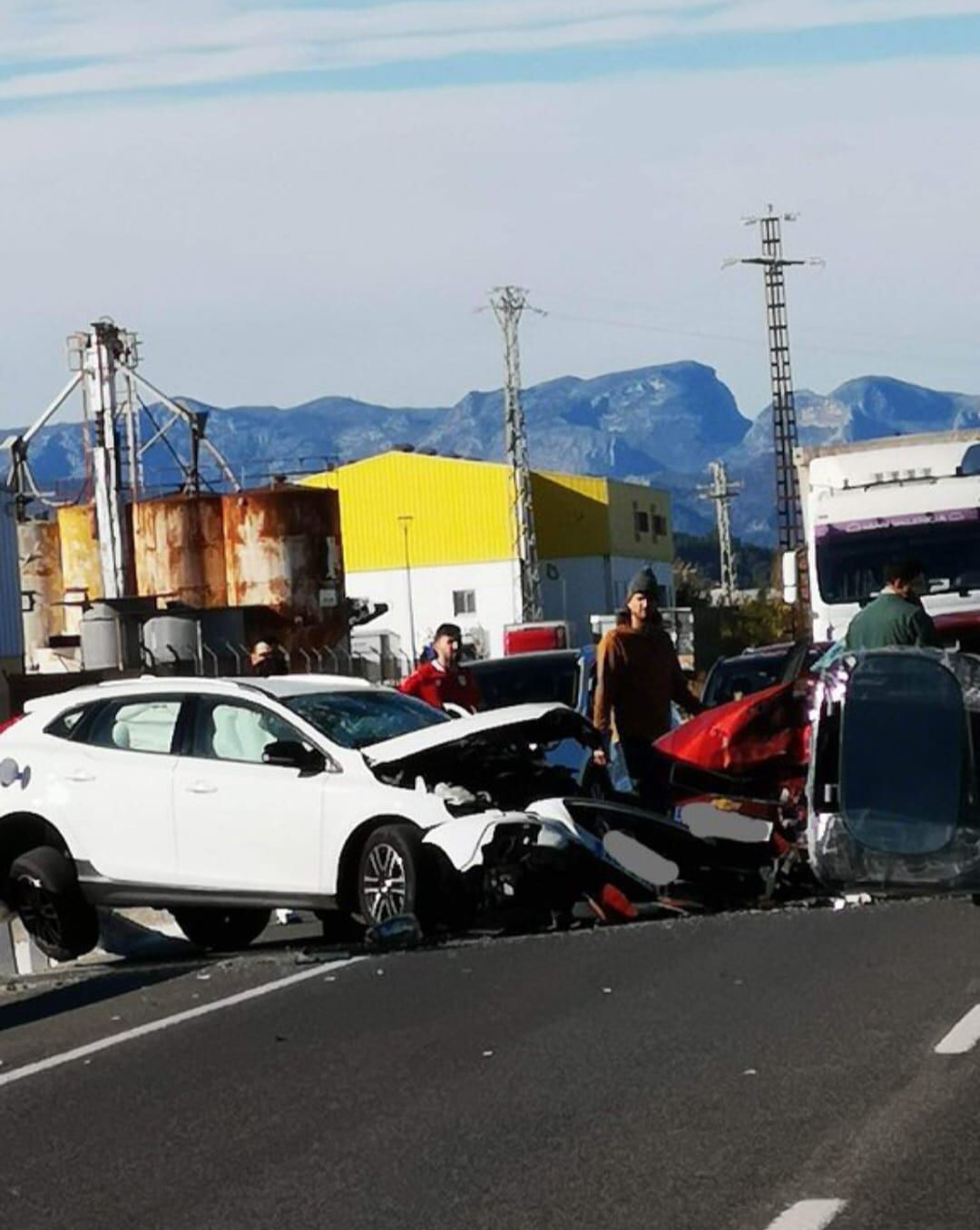 Imagen del accidente entre tres coches en la N332 en el término municipal de Oliva.