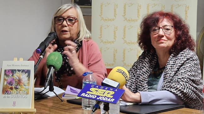 Momento de la presentación de la autora por Isabel Herrera