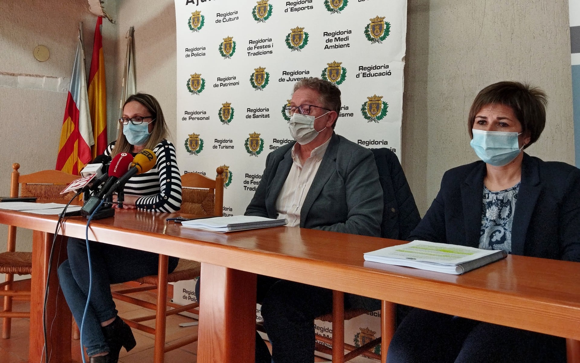 Gema Sánchez, edil de Hacienda; Antonio Bernabeu, alcalde de Castalla, y Maite Gimeno, edil de Bienestar Social, presentando el presupuesto para 2022.