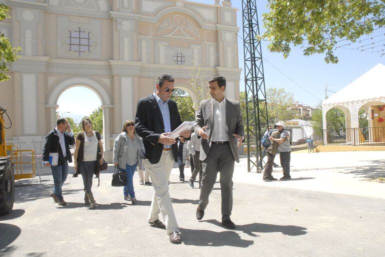 El alcalde de Granada, Paco Cuenca, en su visita al ferial