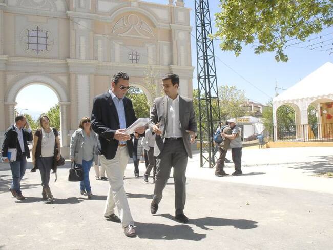 El alcalde de Granada, Paco Cuenca, en su visita al ferial