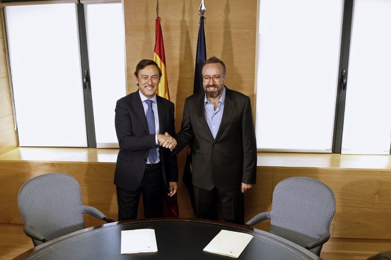 El portavoz del PP en el Congreso, Rafael Hernando y el de Ciudadanos, Juan Carlos Girauta en el momento de la firma del pacto