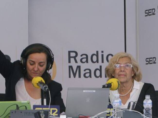GRA167 MADRID, 19/06/2015.- La alcaldesa de Madrid, Manuela Carmena (d), que ha participado hoy en el aniversario de la Cadena Ser, ha afirmado que se reunirá con los presidentes del Banco Santander, Ana Patricia Botín, y del BBVA, Francisco González, con los que analizará, entre otras cuestiones, qué medidas se pueden poner en marcha para que estas entidades ayuden al Ayuntamiento a resolver los desahucios. A su lado, la periodista Pepa Bueno. EFE/Juan M. Espinosa