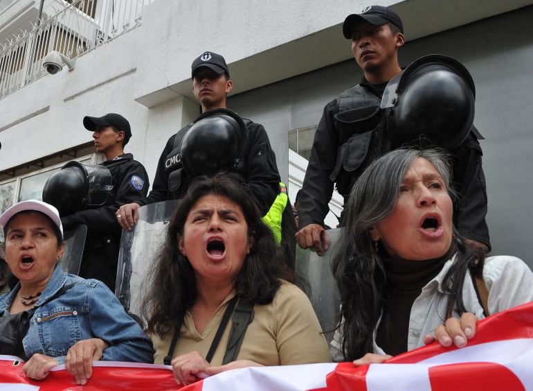 Un grupo de mujeres se manifiesta en Quito por una concesión minera en la Amazonia de Ecuador a una empresa China