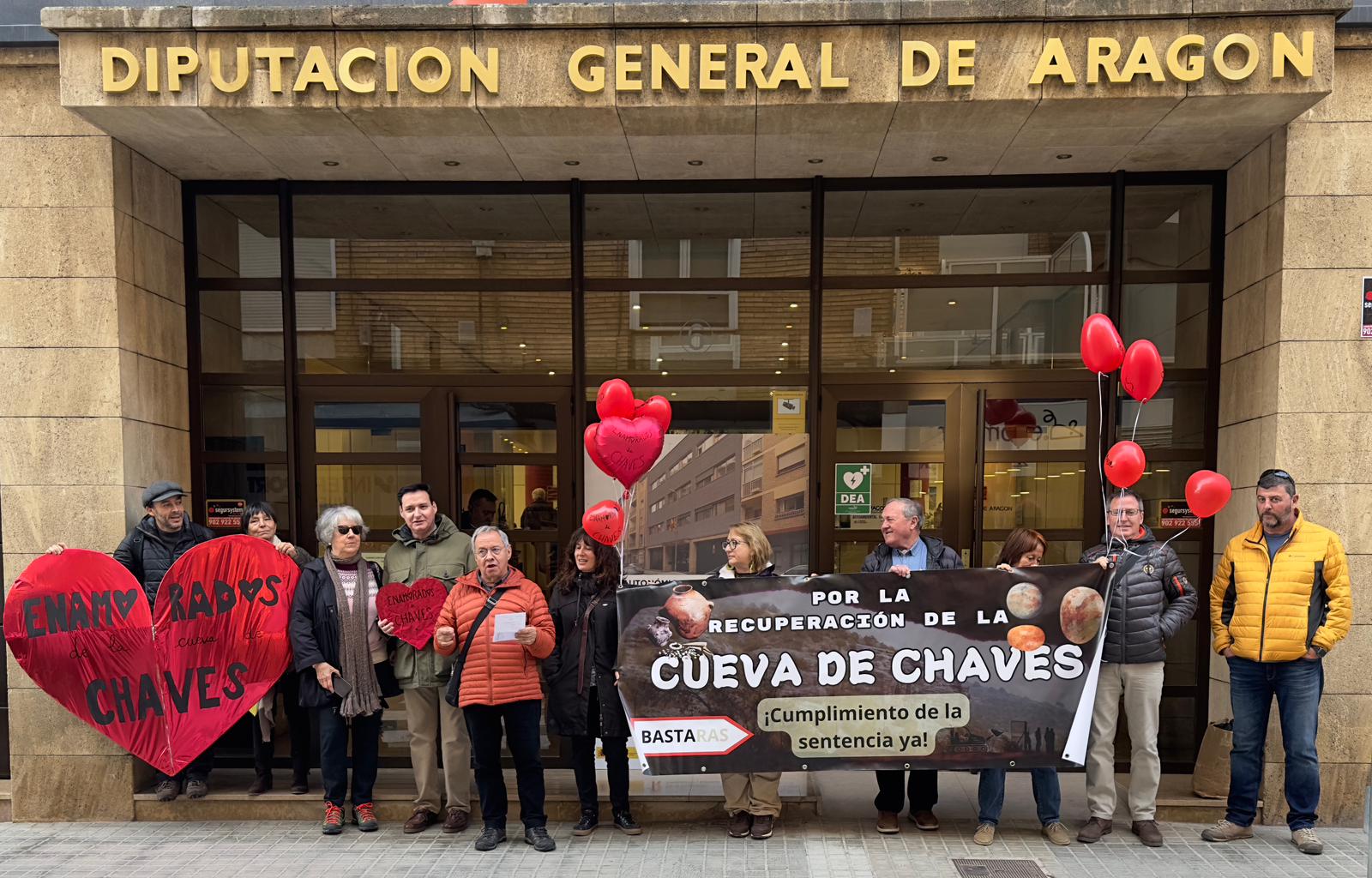 Imagen de archivo de febrero de este año con diversos colectivos que reclamaron la recuperación de la Cueva de Chaves y su entorno con una concentración