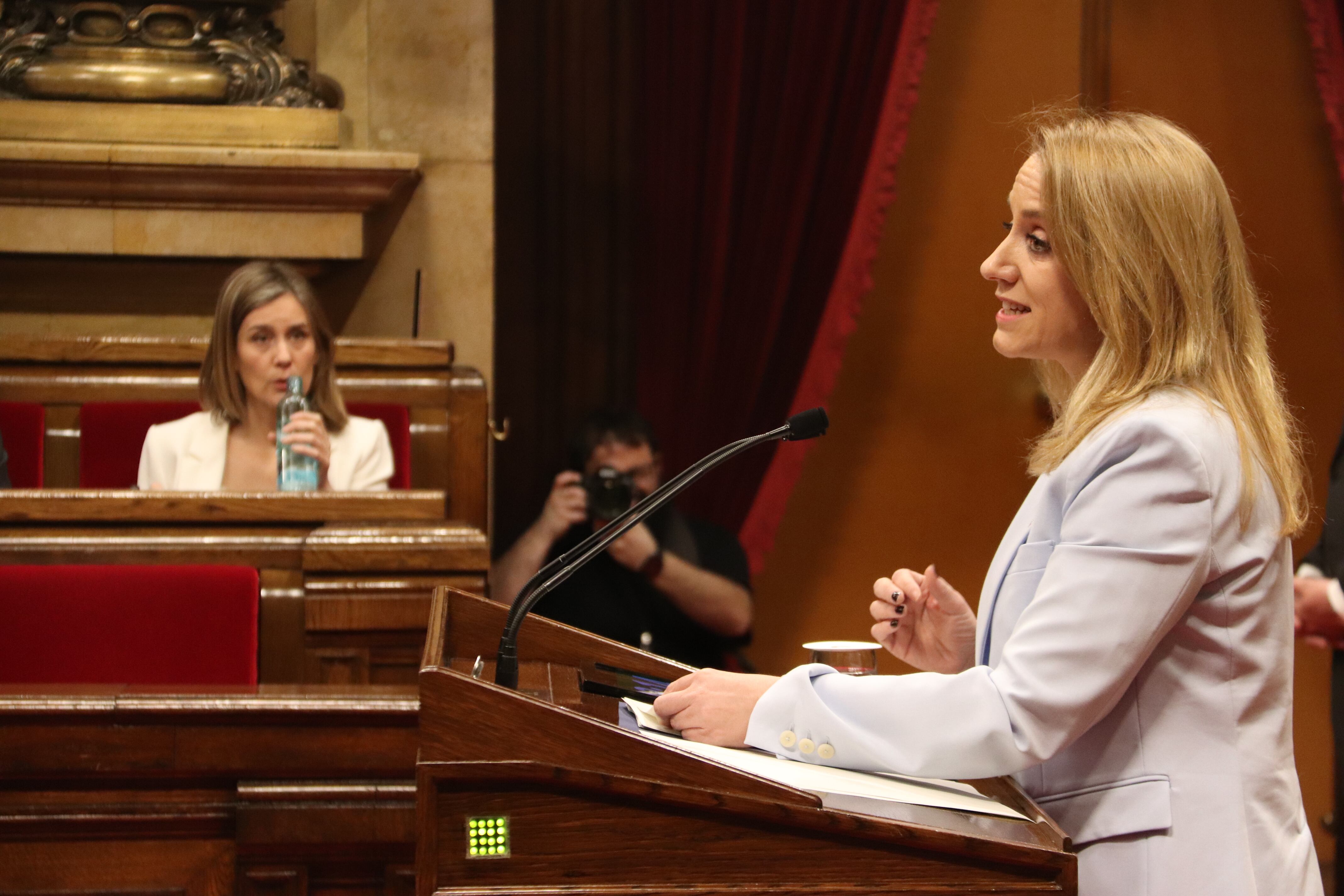 La consellera de Economia, Natàlia Mas, interviene en el pleno de Pressupuestos con la presidenta del grupo de En Comú Podem, Jéssica Albiach, al fondo.