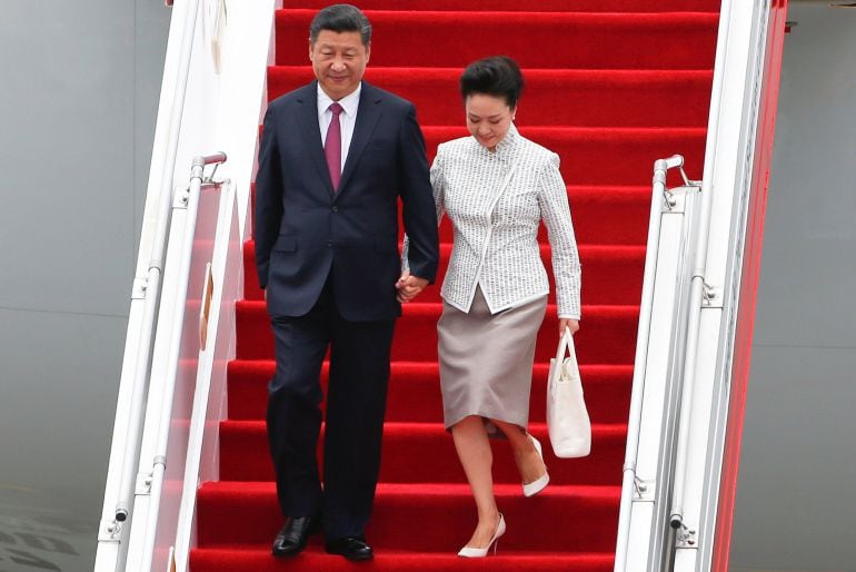  El presidente Chino Xi Jinping acompañado de su mujer Peng Liyuan llegando al aeropuerto de Hong Kong