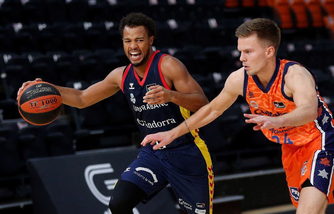 El jugador del Valencia Basket , Martin Hermannsson (d). y Clevin Hannah (i) del Morabanc Andorra, disputan un balón durante el encuentro correspondiente a la Liga Endesa jugado en el pabellón de la Fuente de San Luis de Valencia.