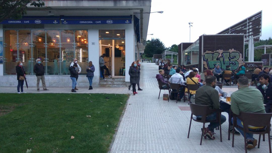 Colas para sentarse en una terraza hostelera en Gijón, donde ya se vive en la fase 1 de la desescalada.