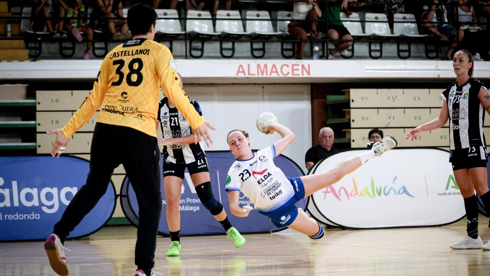 Julia Terrado lanza a puerta ante Merche Castellanos