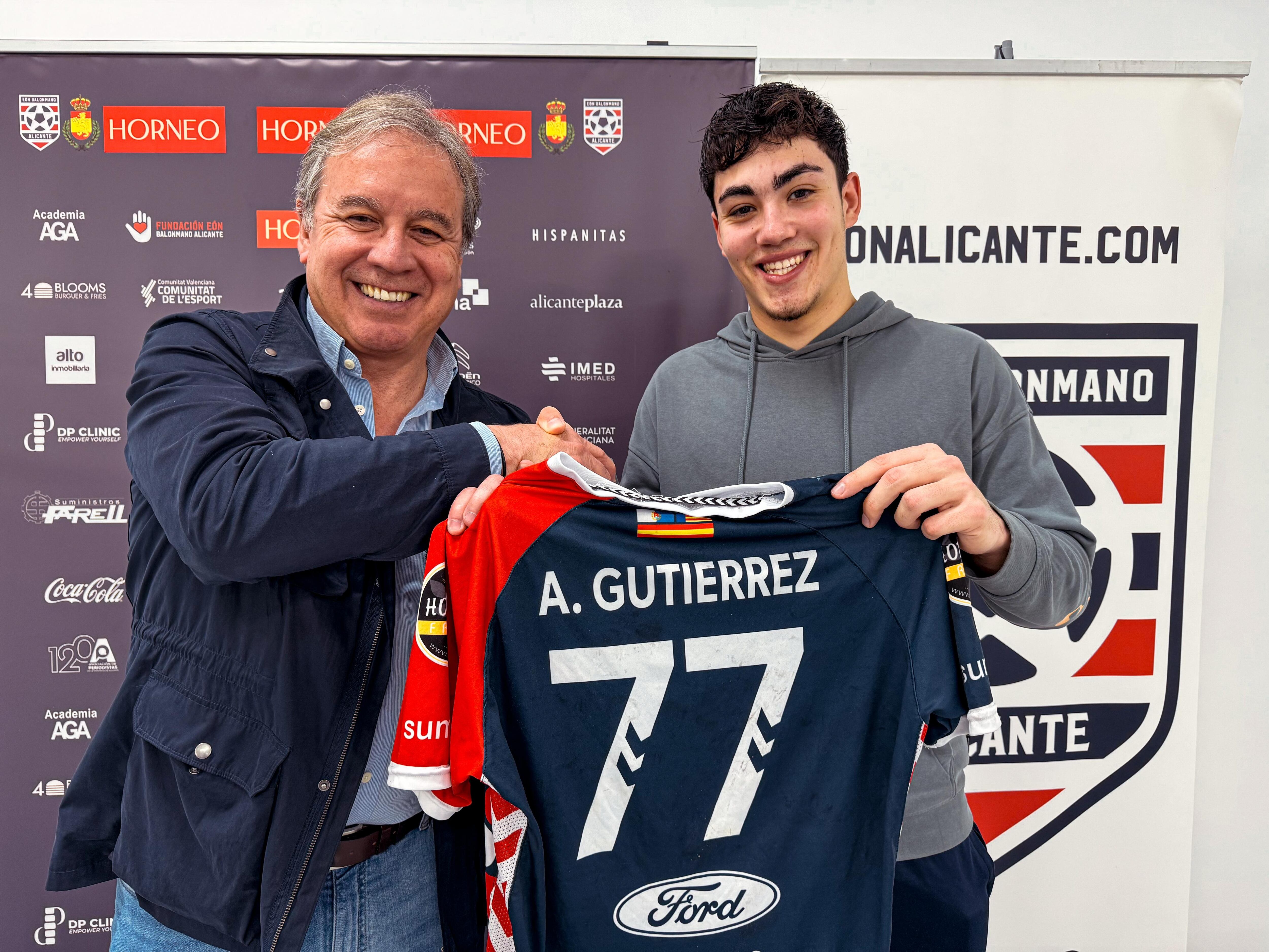Aarón Gutiérrez junto a Jaime Cremades, presidente de Horneo Alicante