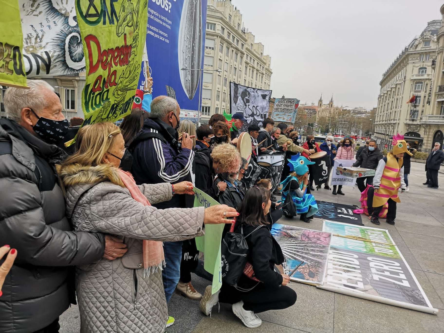 Miembros de la ILP del Mar Menor frente del Congreso