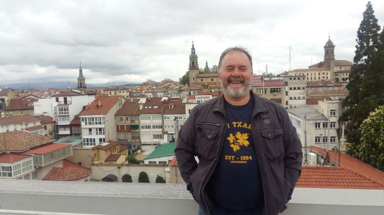 Iñaki Lazkano de Lazarraga Kultur Elkartea en los estudios de la cadena SER en Vitoria.