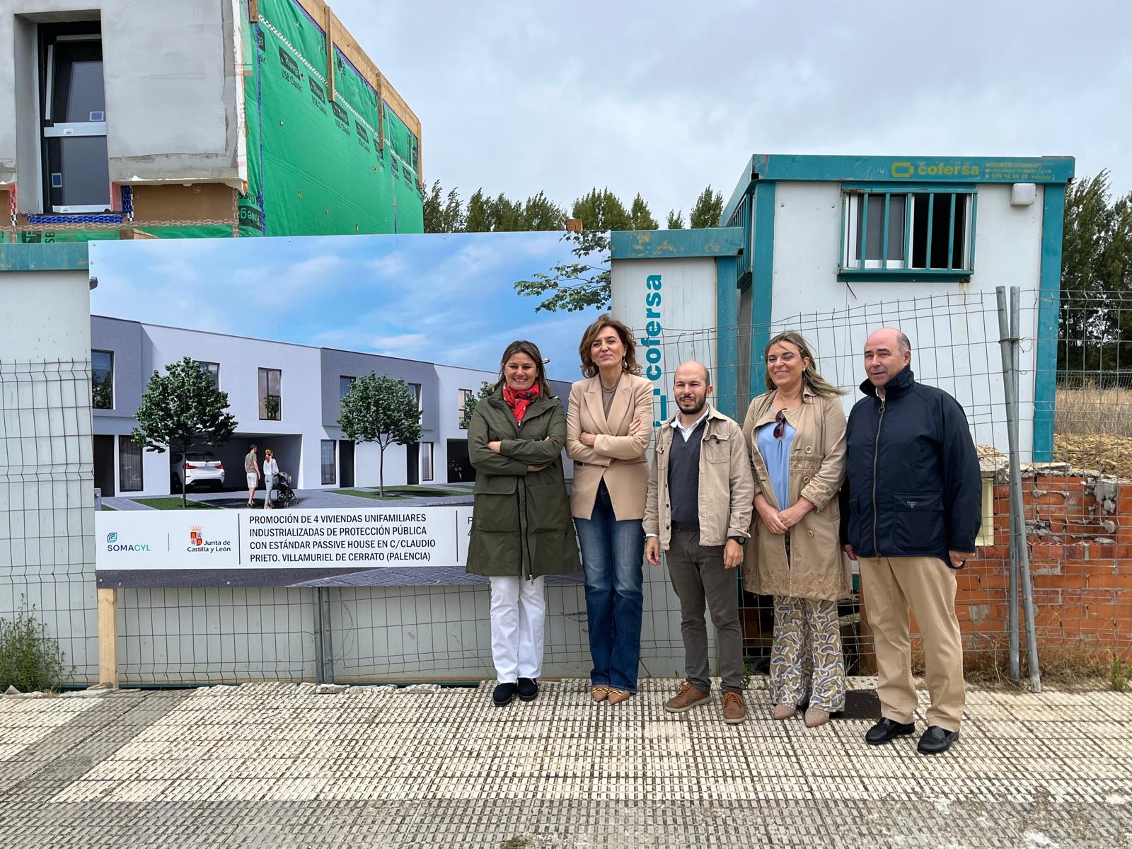 La directora general de Vivienda ha visitado las cuatro viviendas unifamiliares industrializadas que se están construyendo en Villamuriel de Cerrato