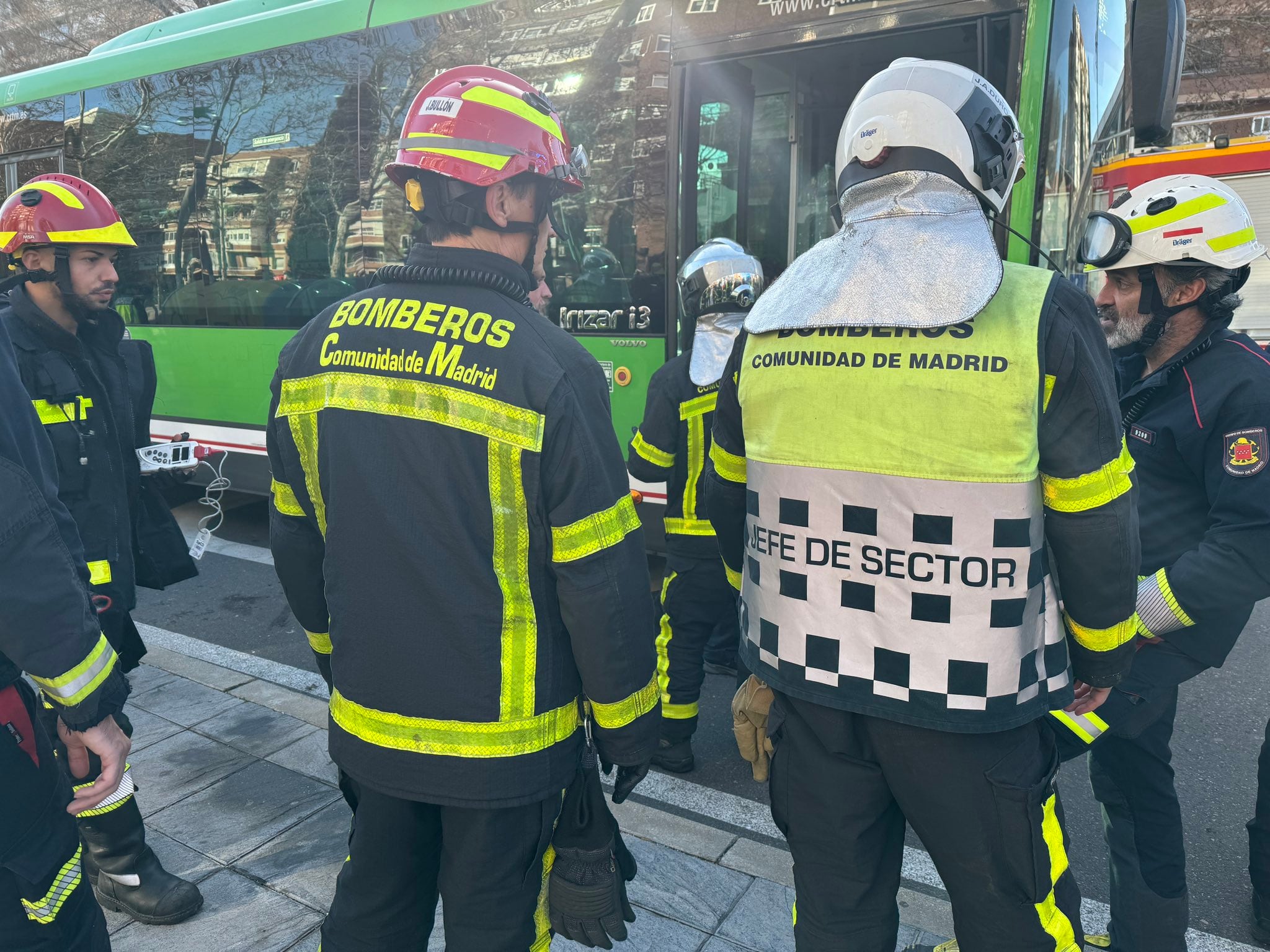 Los bomberos trabajando en la zona del atropello en Leganés