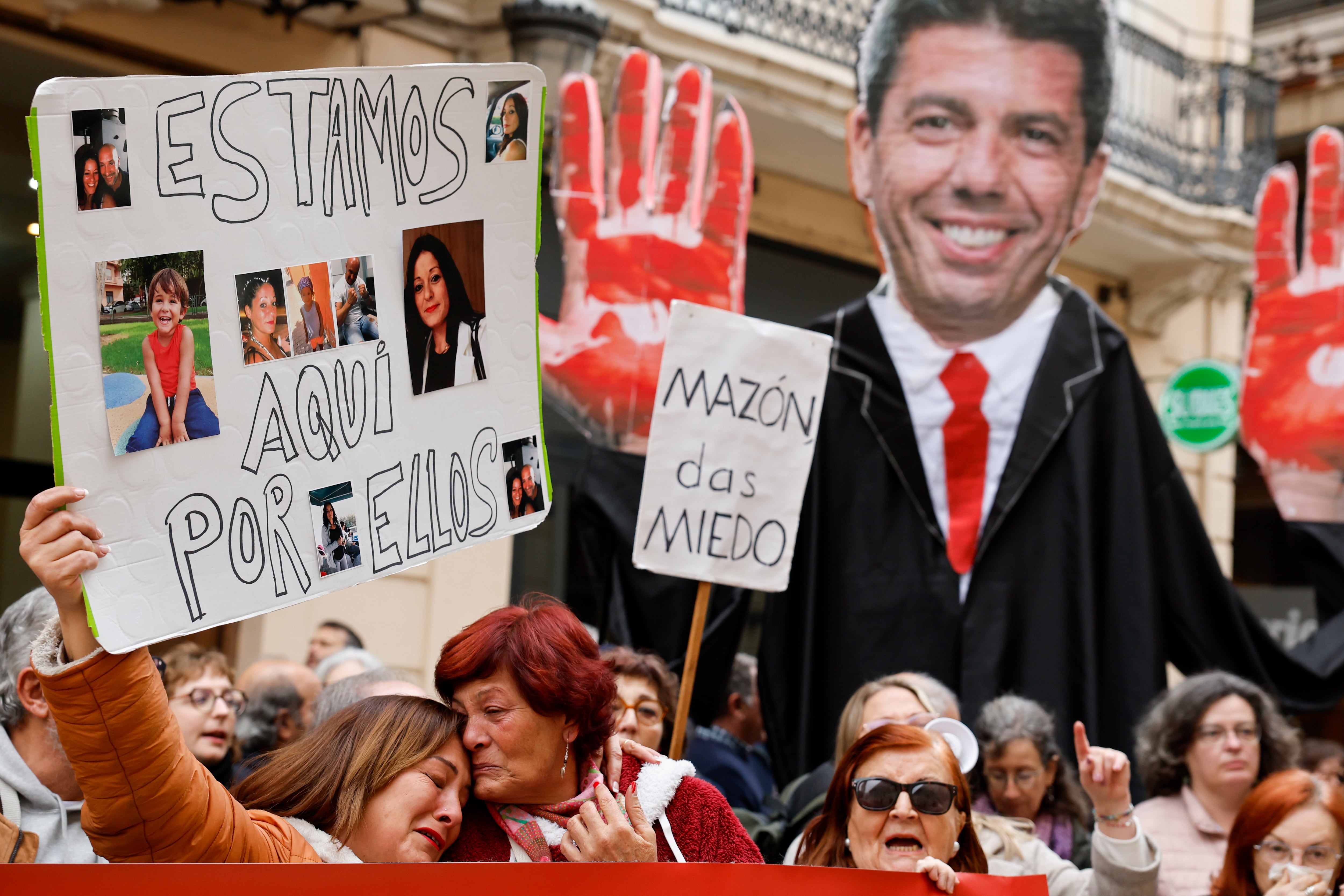 La Associació de Víctimes Dana 29 octubre 2024 se concentra ante el Palau de Les Corts Valencianes en el mes de febrero.