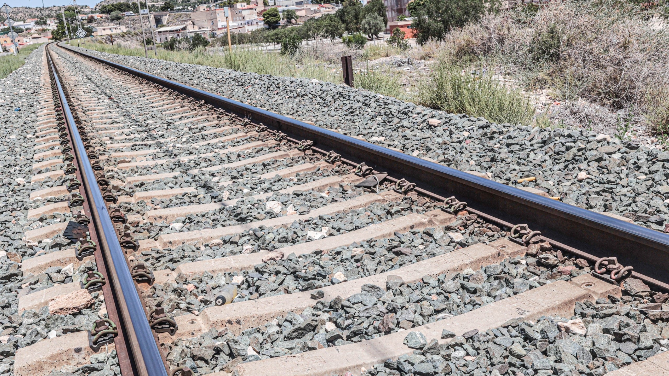 Se pretende impedir la invasión o caída de vehículos sobre la infraestructura