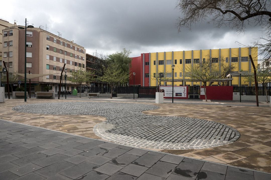 Día de nubes y lluvia en Gandia, imagen del Colegio Cervantes de la ciudad