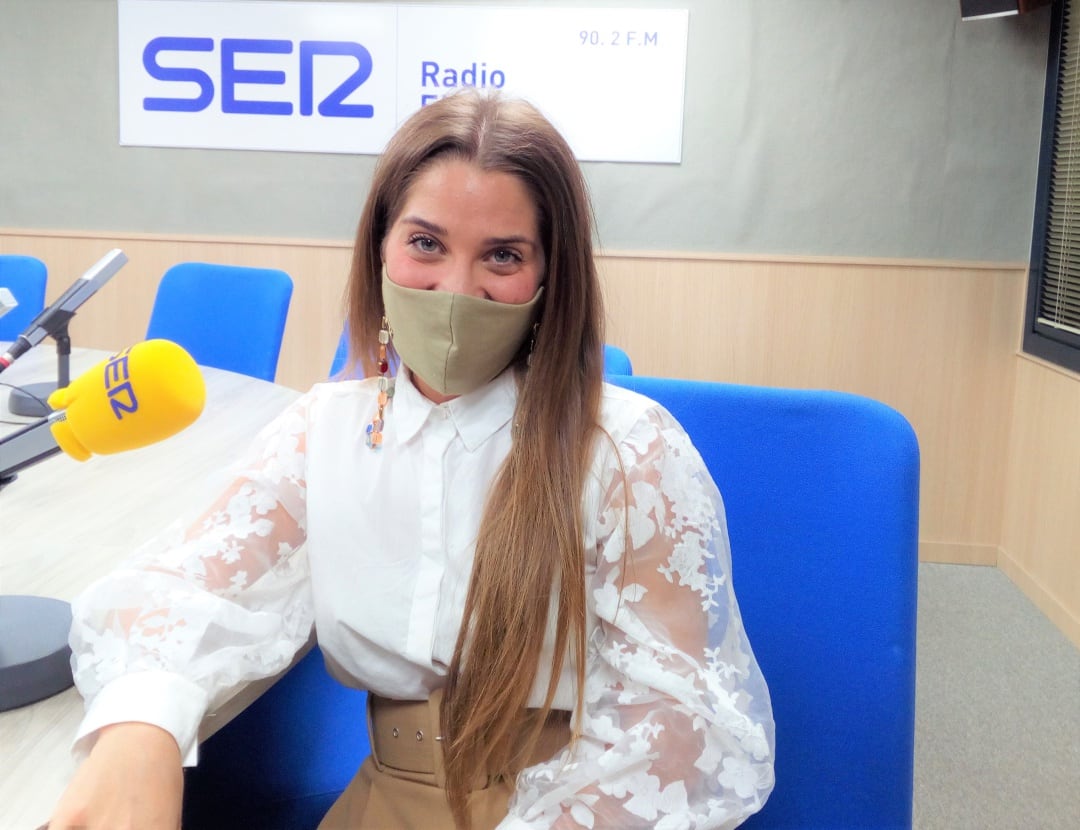 La Dra. Irene Esteve, en el estudio de Radio Elda SER