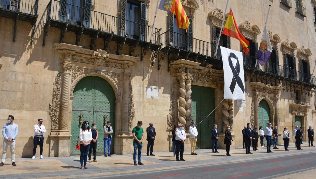 La corporación municipal guardando cinco minutos de silencio por las víctimas del coronavirus
